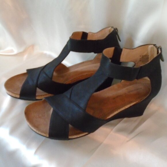 EUC💥AWESOME ADRIENNE VITTADINI BLACK STRAPPY WEDGE SHOES BACK ZIP ~ SIZE 9.5 - Picture 3 of 8